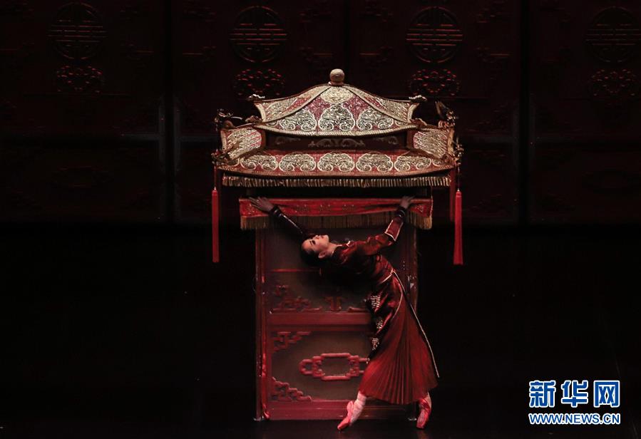 5月29日，在巴西圣保罗，中国中央芭蕾舞团的演员表演《大红灯笼高高挂》。