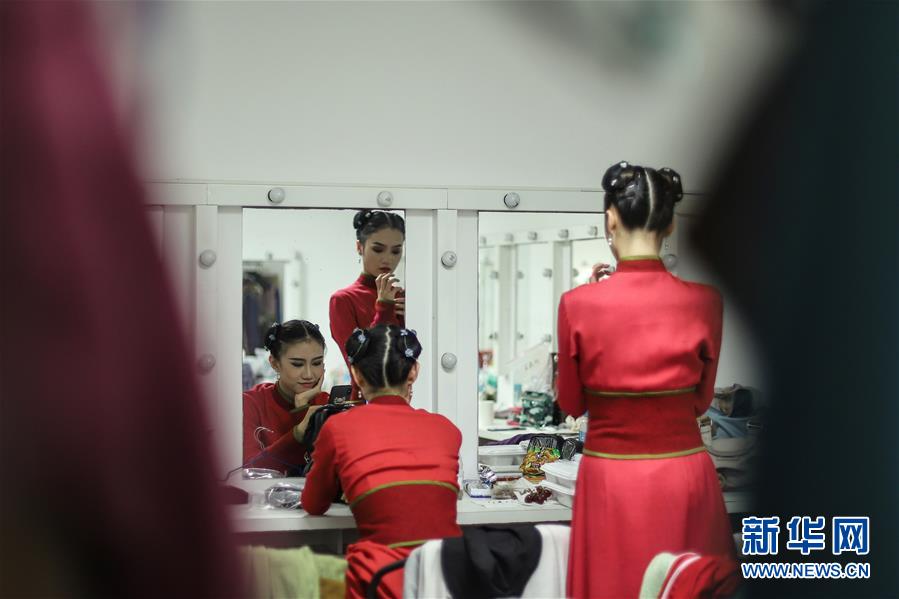 5月29日，在巴西圣保罗，中国中央芭蕾舞团的演员在化妆间等待演出。