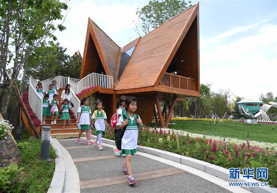 5月30日，游客参观北京世园会黑龙江园。
