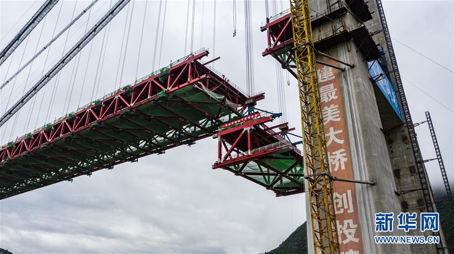 正在拼装最后一片钢桁梁的赤水河大桥。