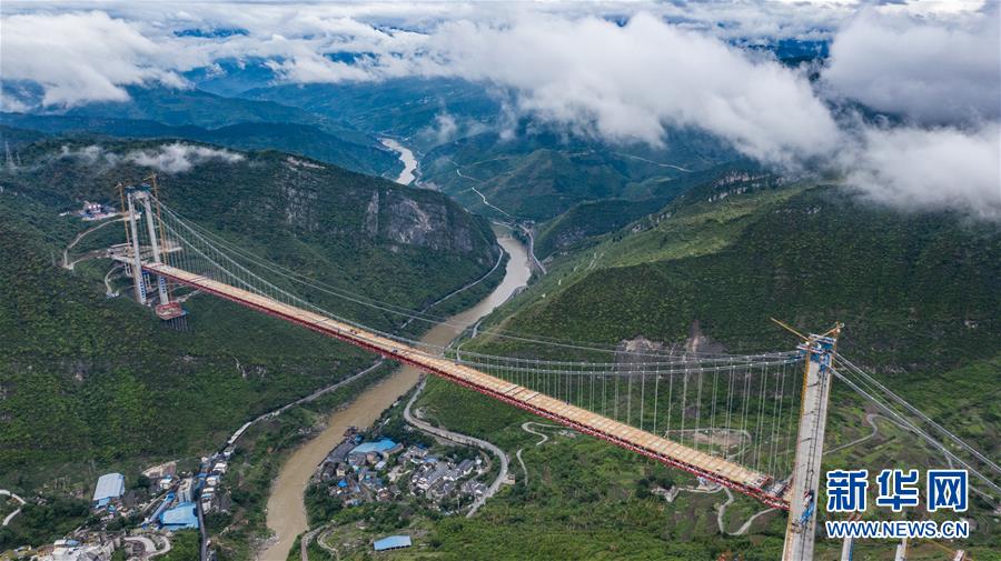 5月30日无人机拍摄的江习古高速公路赤水河大桥。