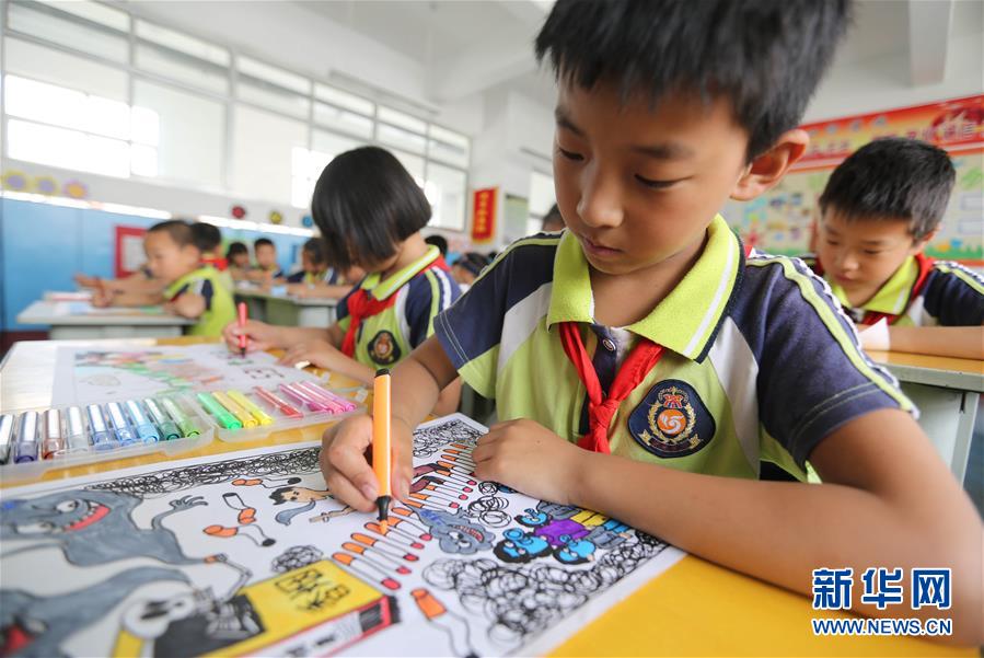 5月30日，临沂市沂南县第五实验小学的学生在绘制无烟日手抄报。