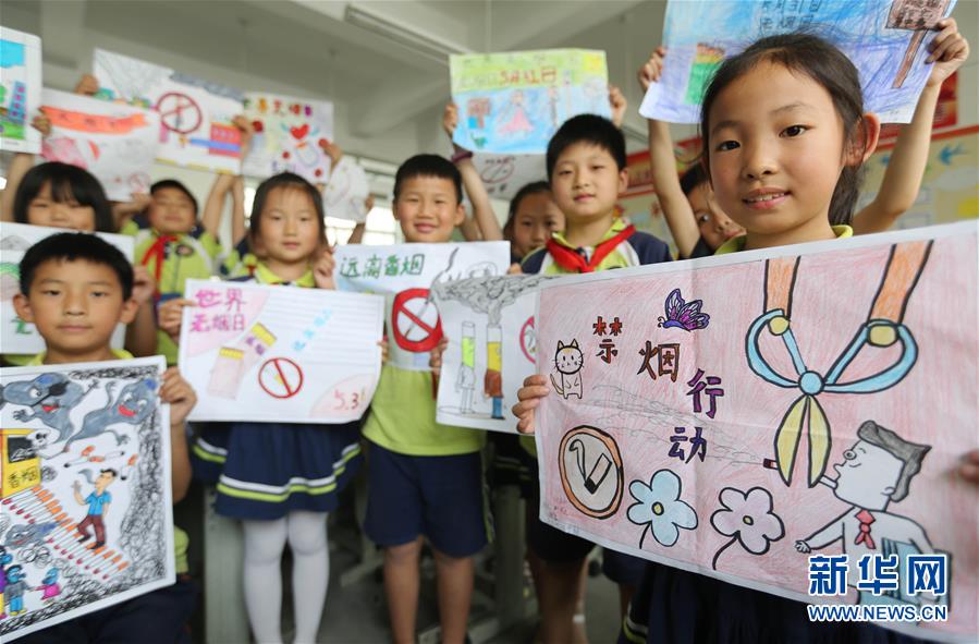 5月30日，临沂市沂南县第五实验小学的学生在展示绘制的无烟日手抄报。