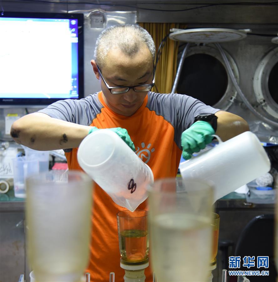 一名科考队员在“科学”号的湿性实验室滤水。