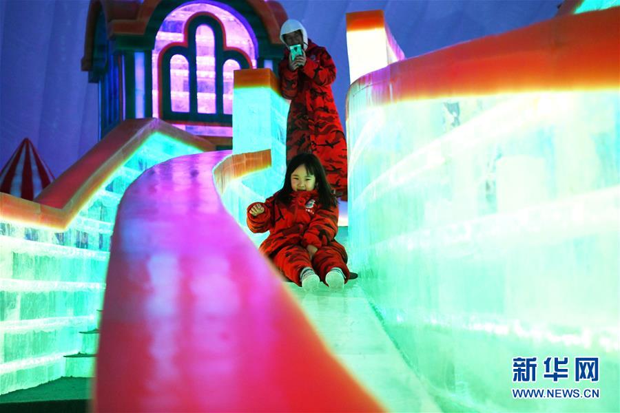 6月3日，游客在哈尔滨冰雪大世界“室内冰雪主题乐园”游览。