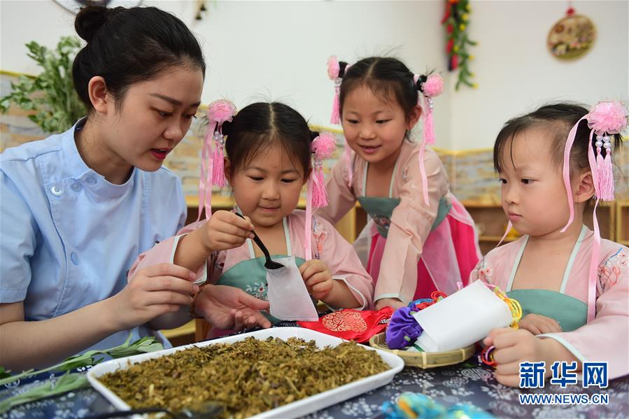 6月4日，河北沧州中西医结合医院的工作人员与沧州市职教中心幼儿园的孩子们一起制作香囊。