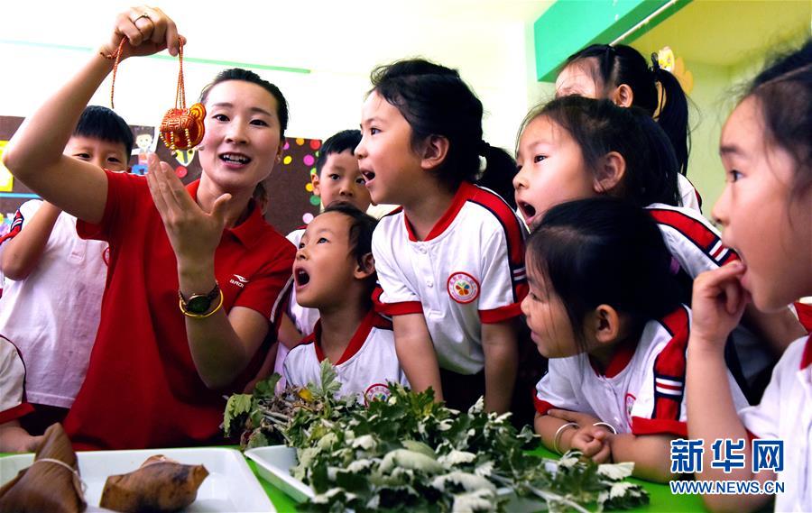 6月4日，在山西省运城市垣曲县滨都幼儿园，老师向孩子们介绍香包。