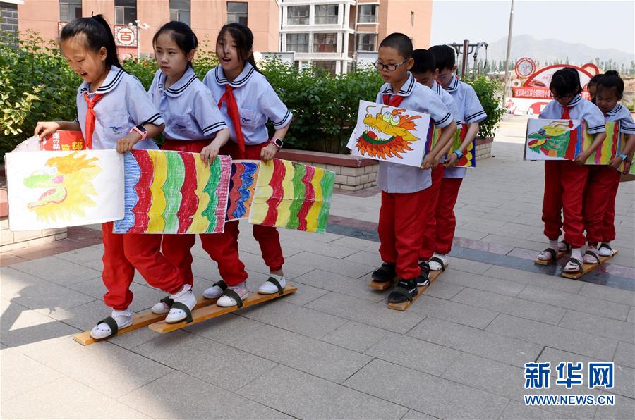 6月4日，河北省张家口市宣化区朝阳街小学学生用自制道具参加“旱地龙舟”比赛。