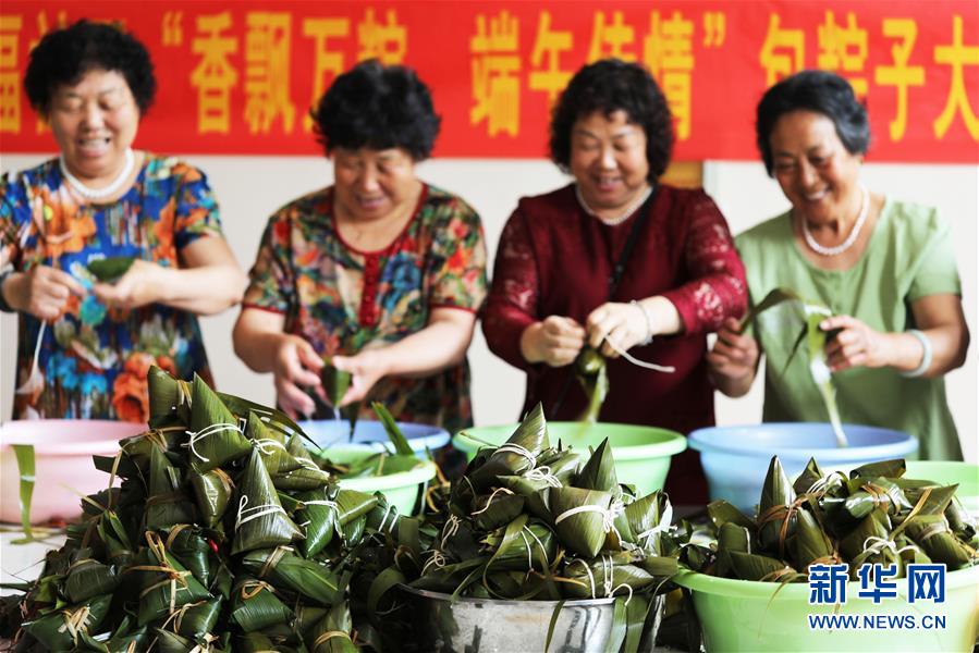 6月4日，在河北省唐山市丰润区太平路街道幸福社区，居民们参加包粽子比赛。