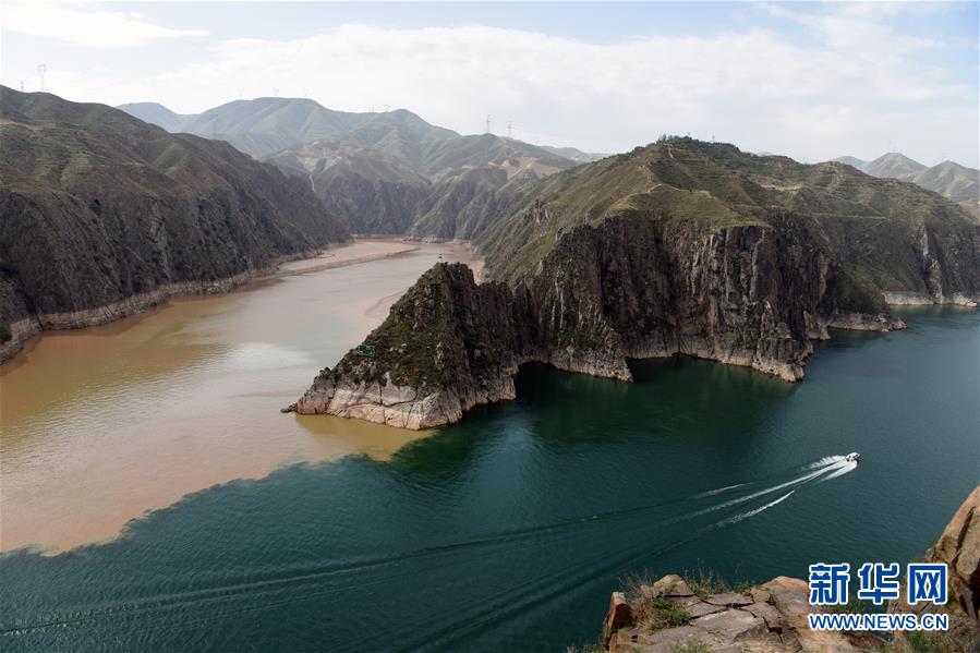 6月2日，在甘肃省临夏回族自治州永靖县刘家峡水库，一艘快艇在洮河和黄河的汇合水域行驶。