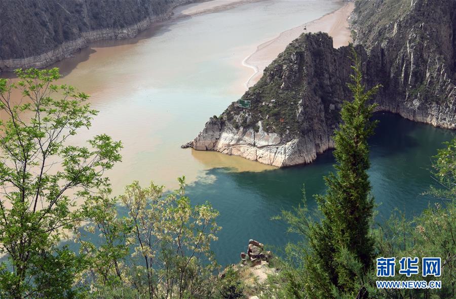6月2日在甘肃省临夏回族自治州永靖县刘家峡水库拍摄的洮河和黄河汇合水域景观。