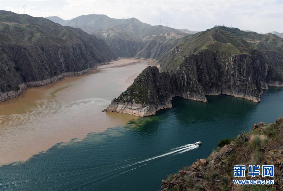 6月2日，在甘肃省临夏回族自治州永靖县刘家峡水库，一艘快艇在洮河和黄河的汇合水域行驶。