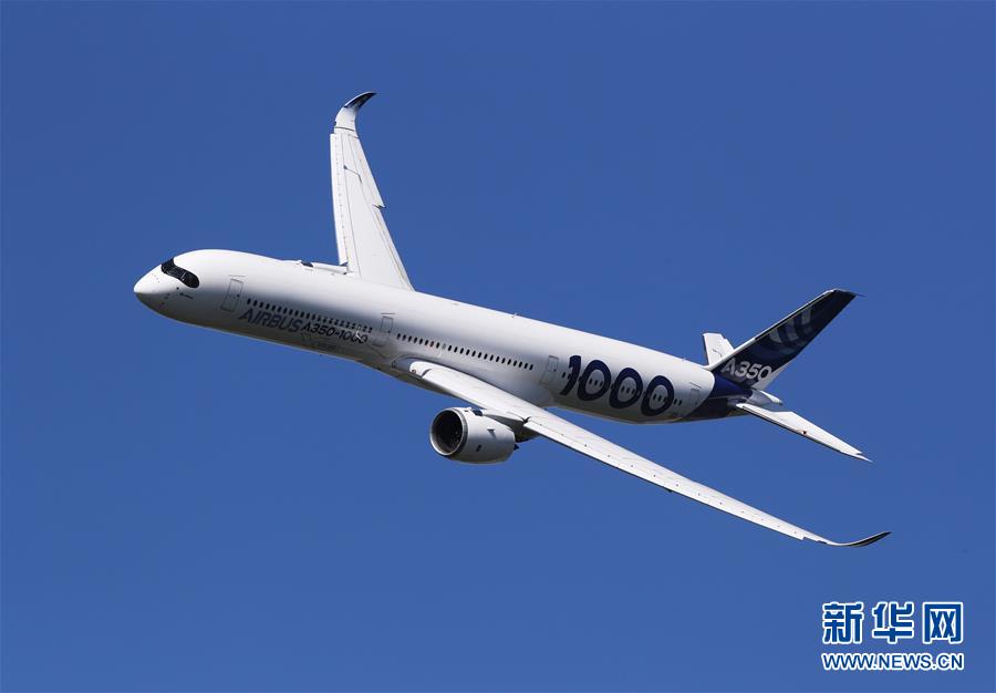 6月17日，在法国巴黎举行的第53届巴黎航展上，一架空客A350-1000飞机进行飞行表演。