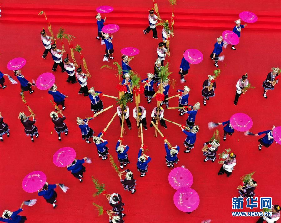 6月17日，在广西龙胜各族自治县龙脊梯田文化节上，人们在表演芦笙踩堂。