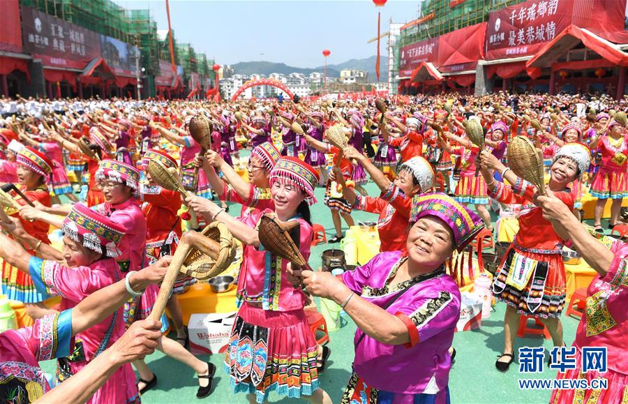 6月15日，获得吉尼斯世界纪录认证官现场认证后，瑶族同胞在广西恭城瑶族自治县县城恭城油茶小镇跳舞庆祝。