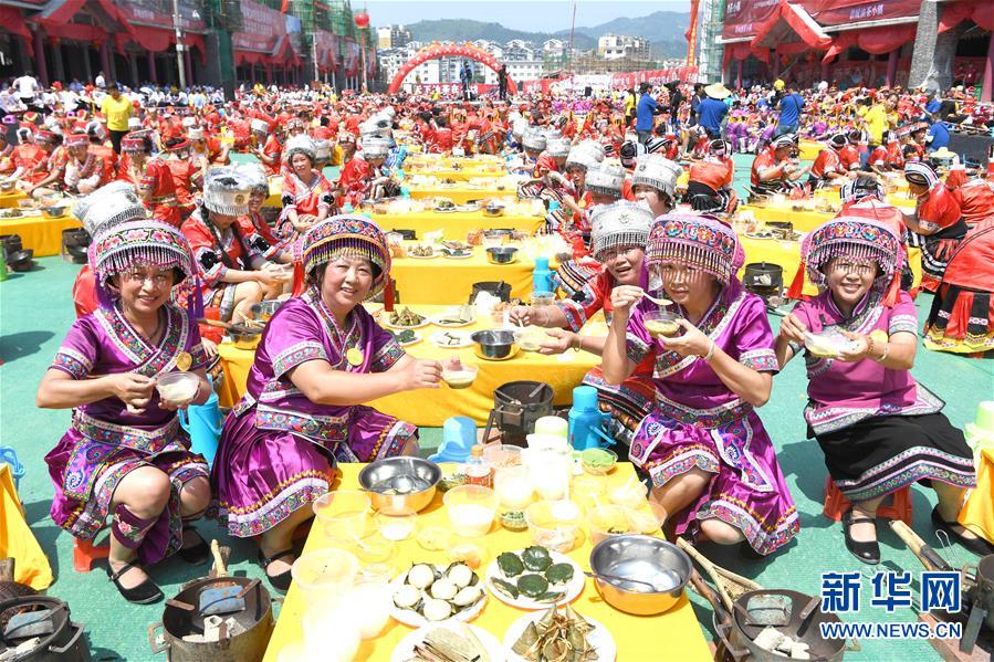 6月15日，瑶族同胞在广西恭城瑶族自治县县城恭城油茶小镇品尝自己打的油茶。
