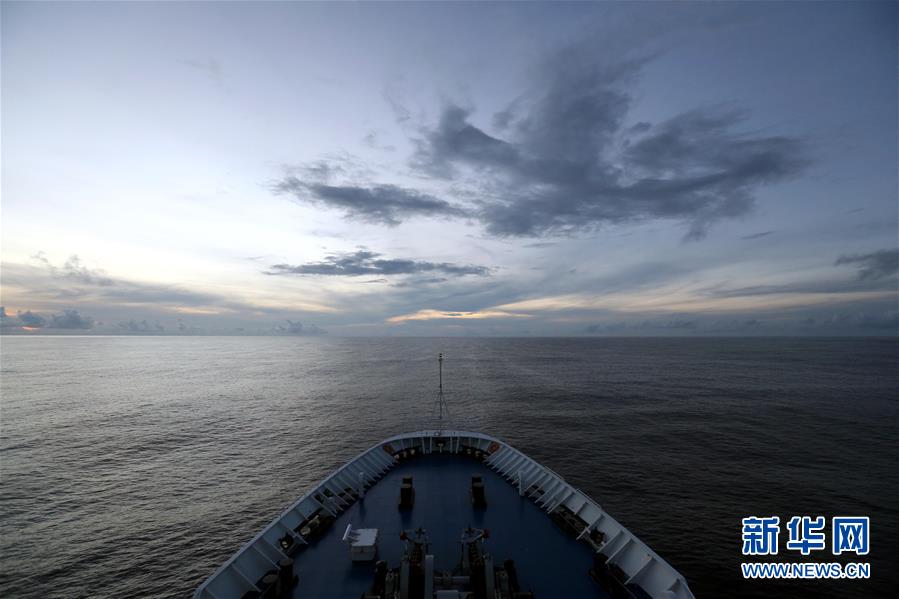 6月19日，远望3号船穿过赤道继续向测控任务海域航行。