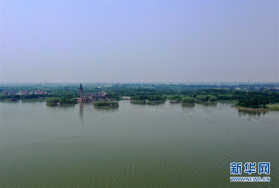这是无人机拍摄的天津市南湖·绿博园景区一景。