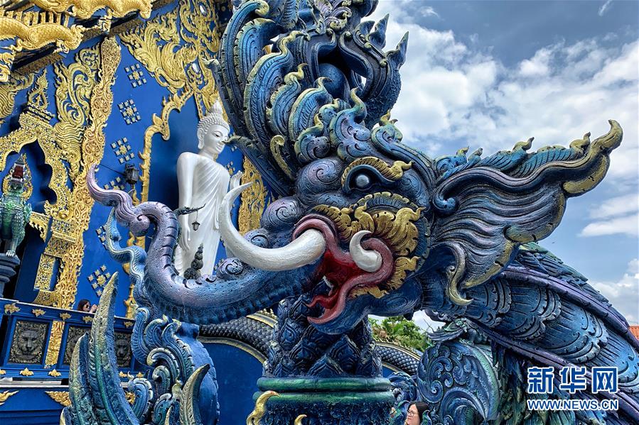 这是6月15日在泰国清莱府蓝庙内拍摄的雕像。