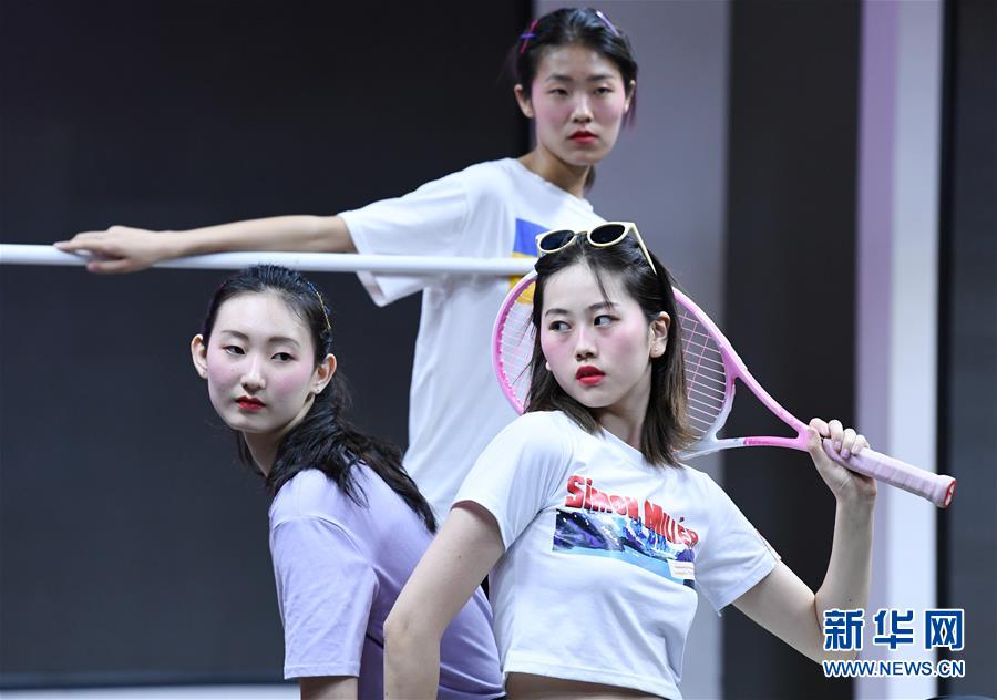 在西安工程大学2018级服装设计与表演专业的学生在练习静态造型展示。