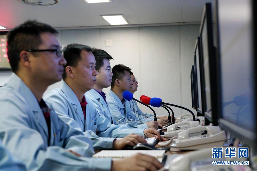 6月25日，远望3号船控制中心工作人员对第46颗北斗导航卫星进行海上测控。