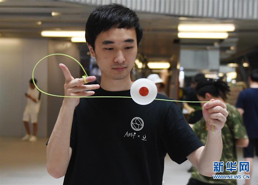 赵宸在北京三里屯附近的一家商场内练球。
