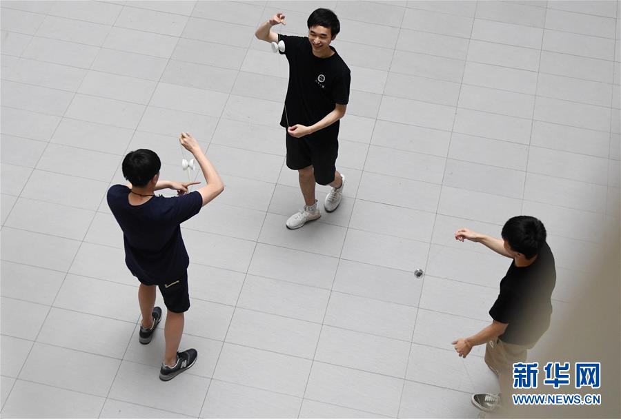赵宸与朋友们一起在北京三里屯附近的一家商场内练球。