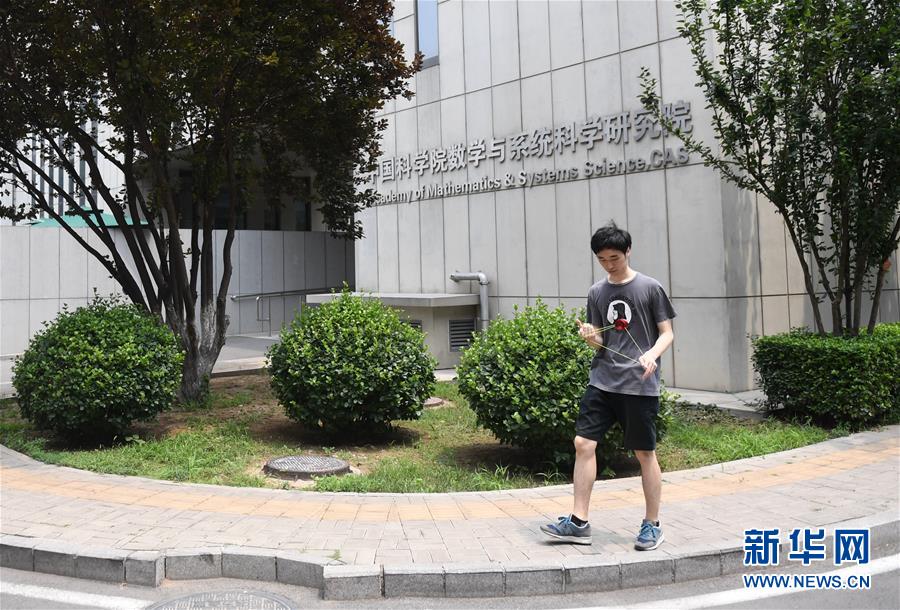 赵宸在校园内玩悠悠球。