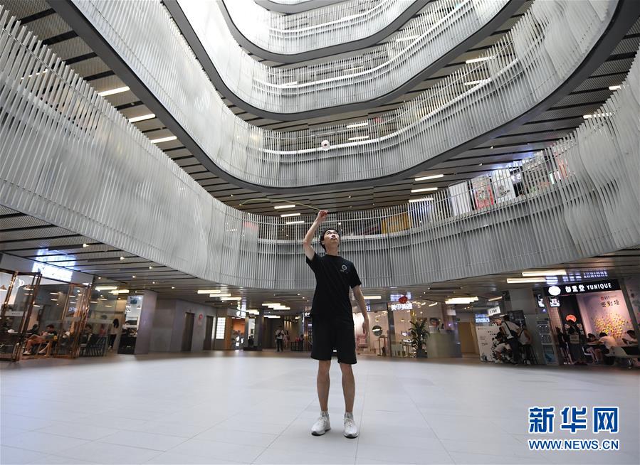 赵宸在北京三里屯附近的一家商场内练球。