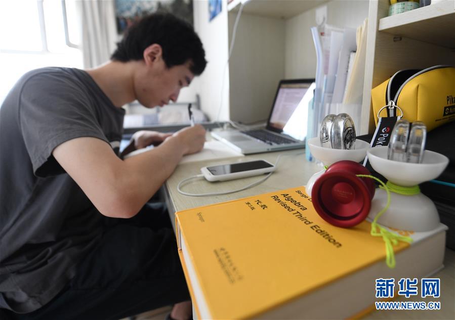 赵宸在宿舍内摆放着各种悠悠球以及数学专业书籍。