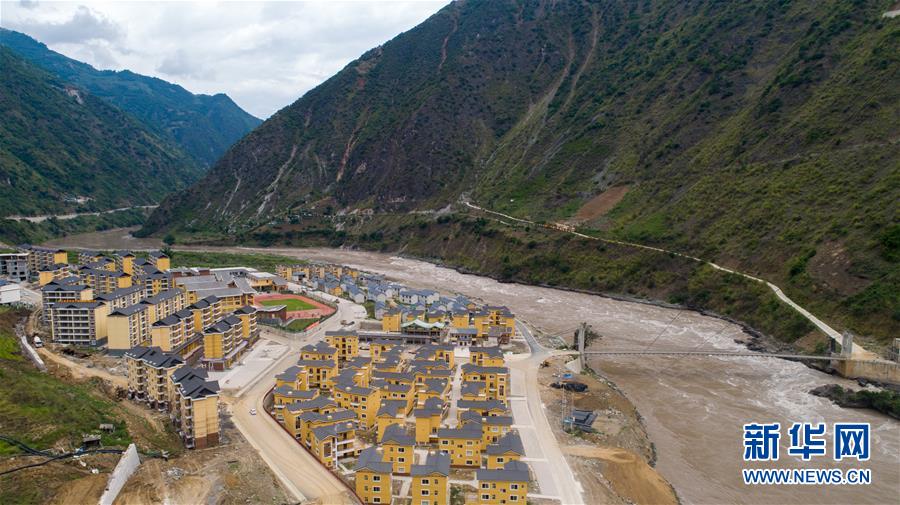 建造于怒江边的云南怒江傈僳族自治州泸水市大兴地镇维拉坝珠海社区。