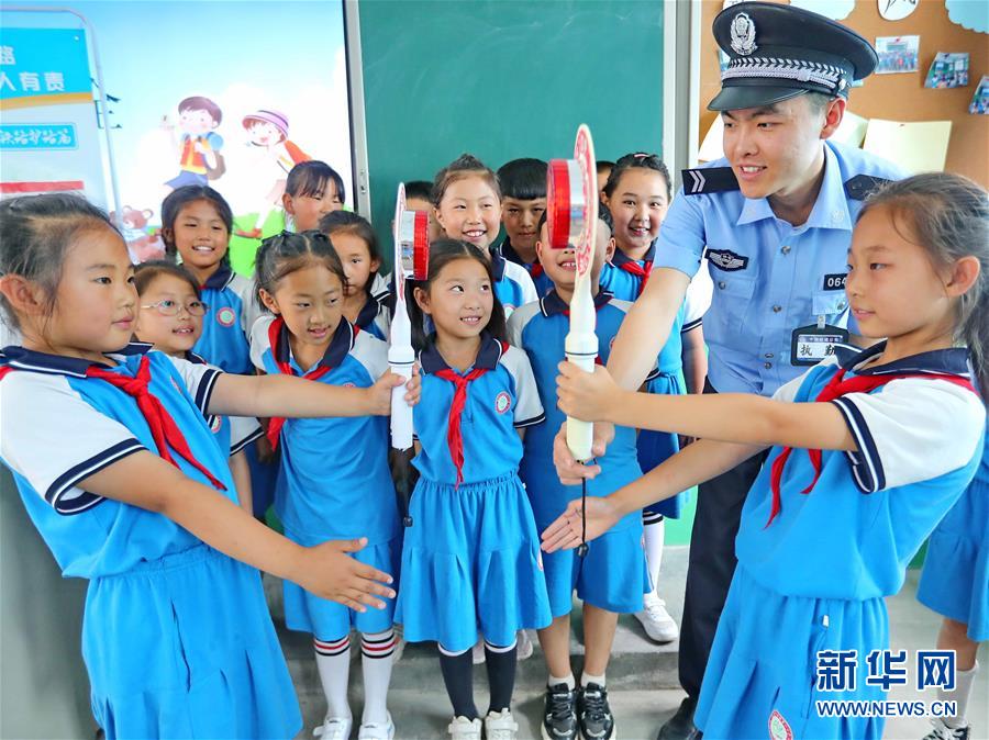 6月27日，在河北省秦皇岛市海港区东港镇第一小学，学生体验使用手持式停字牌