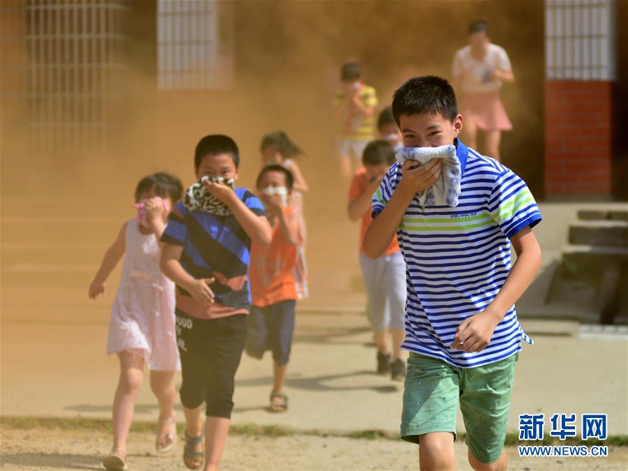 6月27日，在浙江省台州市路桥区育英幼儿园，民警向小朋友宣传防溺水知识。