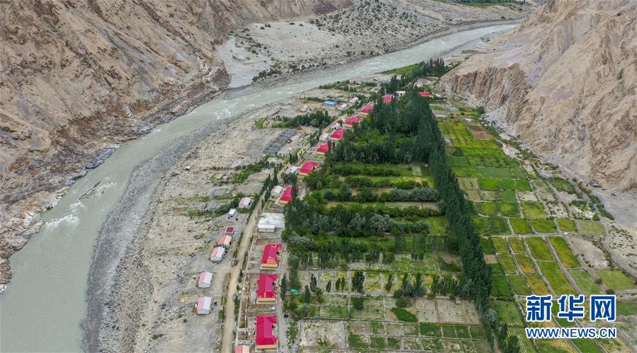 这是在新疆塔什库尔干塔吉克自治县大同乡克其克同村拍摄的一处易地扶贫搬迁安置点。