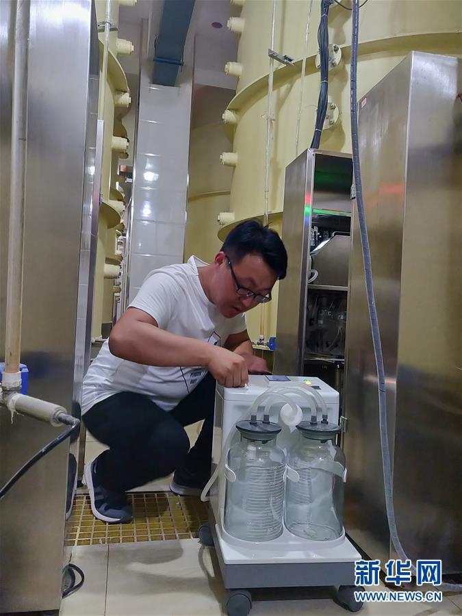7月3日，中科院沙坡头沙漠研究试验站的科研人员霍建强在抽取蒸渗仪筒体土壤溶液。