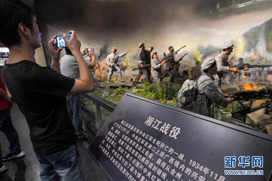 参观者在湖南通道侗族自治县通道转兵纪念馆内参观。