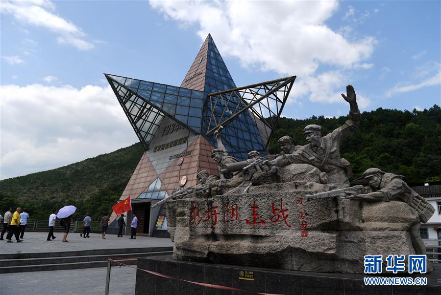  人们进入湘江战役新圩阻击战陈列馆参观。