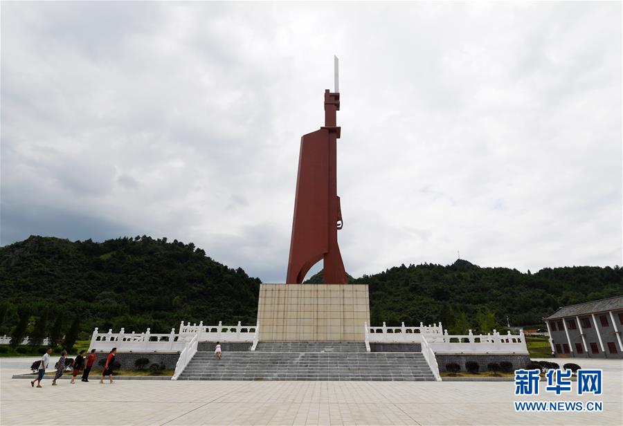 人们在湘江战役新圩阻击战酒海井红军纪念园里参观。