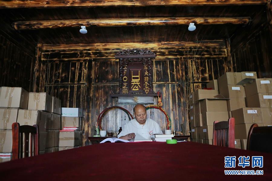 7月3日，三都县水书文化研究院的工作人员韦仕钊在校对自己翻译的水书译著。