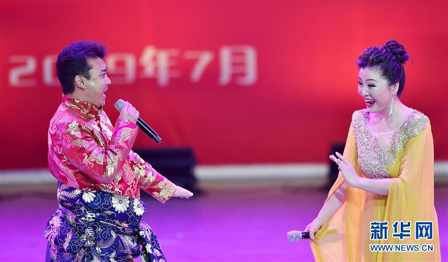 藏族演员程丞（右）和藏族朋友演唱《夫妻双双把家还》（7月7日摄）。