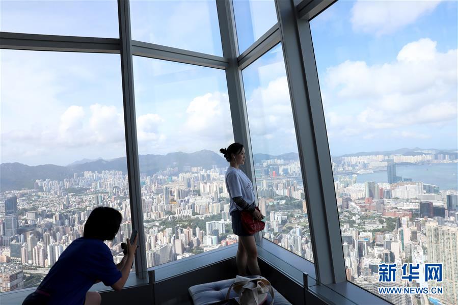 7月5日，游客在“天际100”观景台游览。