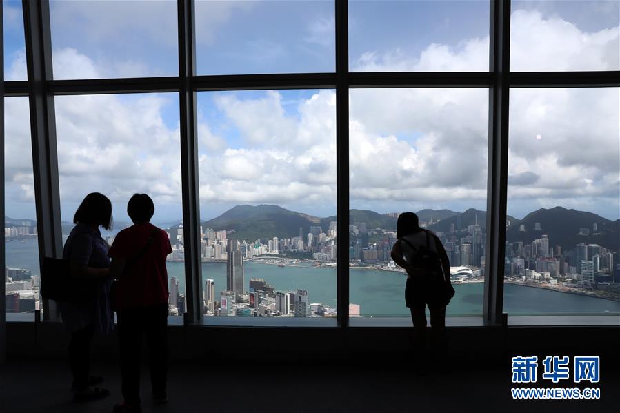 7月5日，游客在“天际100”观景台游览。