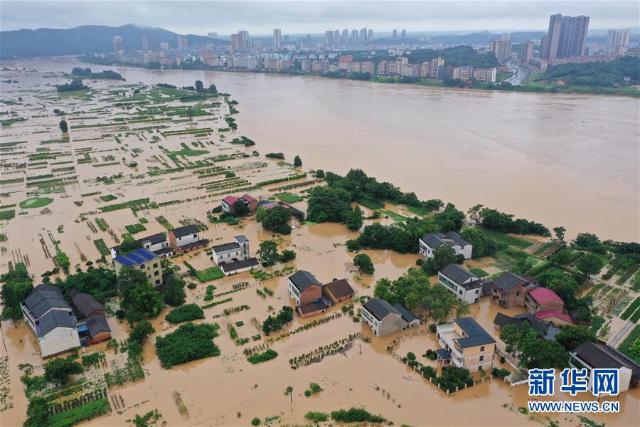 7月9日无人机拍摄的湖南省衡阳市衡东县被洪水围困的村庄。