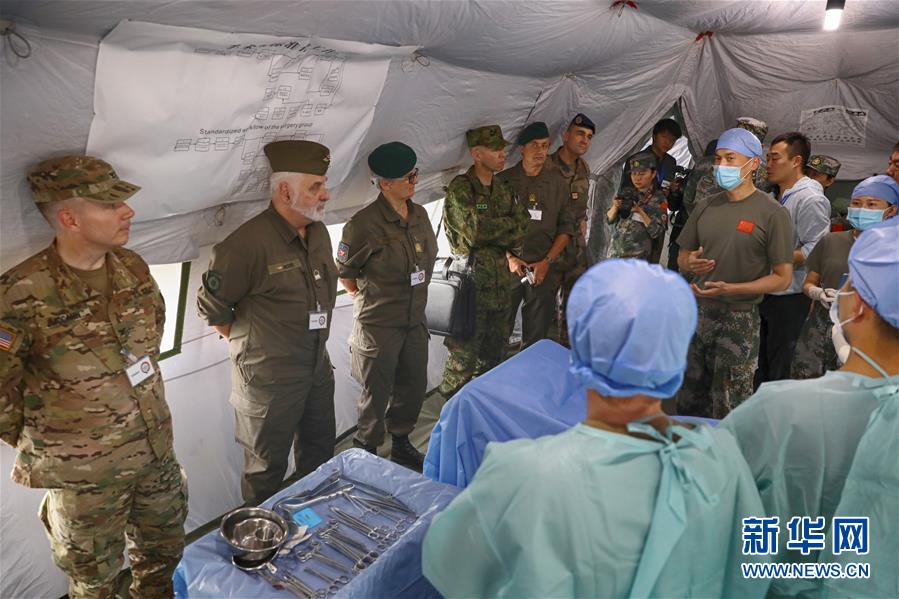 7月11日，在德国费尔德基兴训练基地，多国军官在中方野战医院观摩中德联合卫勤演习。