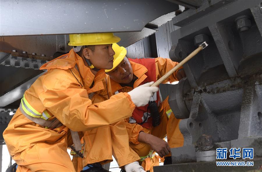 7月11日，工作人员在检查涪江铁路大桥的支座。