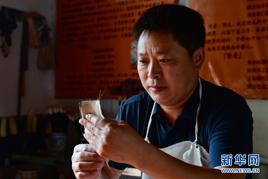 7月11日，在河南省宁陵县，刘腾龙毛笔制作技艺传承人刘应璋在“垫笔”。