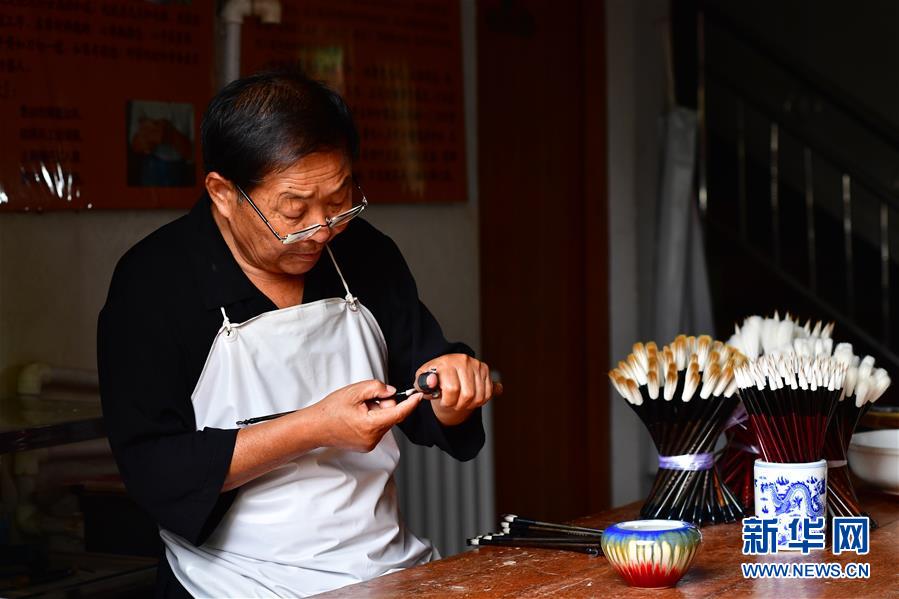 7月11日，在河南省宁陵县，刘腾龙毛笔制作技艺第五代传承人刘兰亭在“择笔”。
