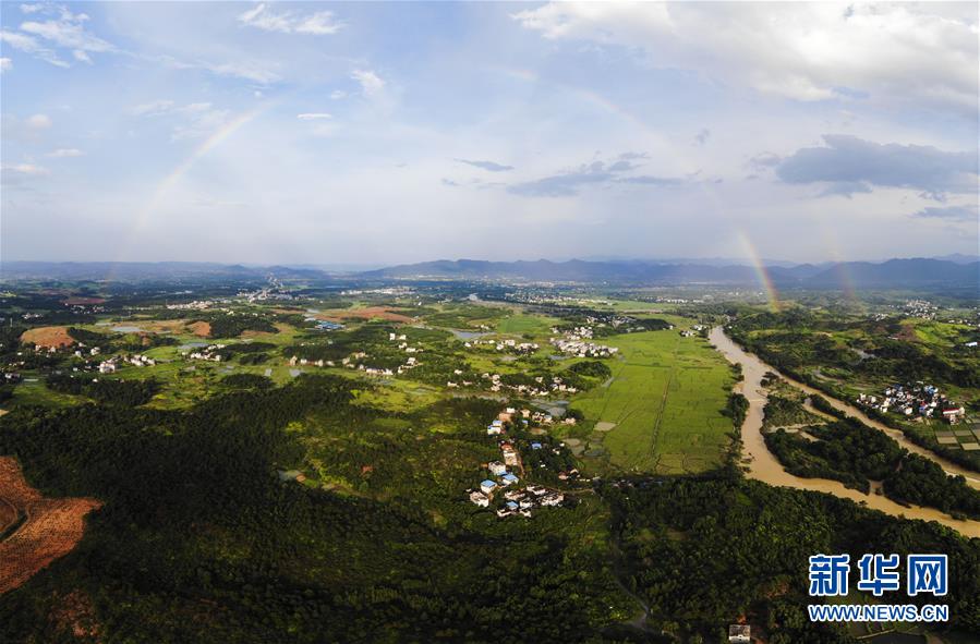 7月16日，雨过天晴，湖南永州市祁阳县白水镇出现彩虹（无人机拍摄）。