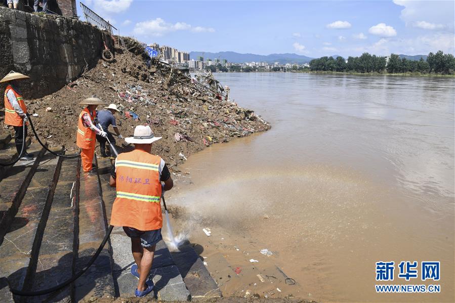 7月16日，在湖南永州祁阳县下河街黄道门渡口，祁阳县环卫处工作人员在进行清淤作业。