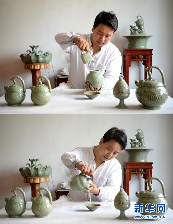 这是一张拼版照片，上图为崔涛往耀州窑倒装壶内注水；下图为崔涛从耀州窑倒装壶往外倒水。